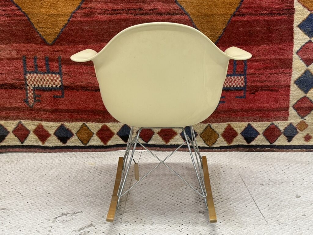 チャールズ＆レイ・イームズデザインの名作。FRPやポリプロピレン製シェルとワイヤーベースで軽量かつ快適、モダン空間に馴染む椅子です。
