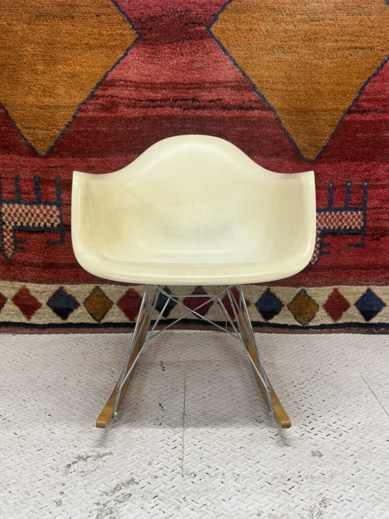 チャールズ＆レイ・イームズデザインの名作。FRPやポリプロピレン製シェルとワイヤーベースで軽量かつ快適、モダン空間に馴染む椅子です。