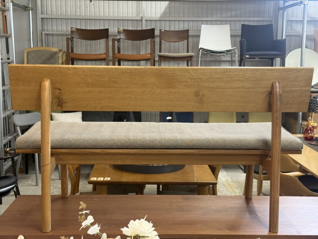 無垢材の温かみと経年変化が楽しめる標準サイズ。2〜3人掛けでダイニングやリビングに馴染みやすく、長く快適に使える家具です。