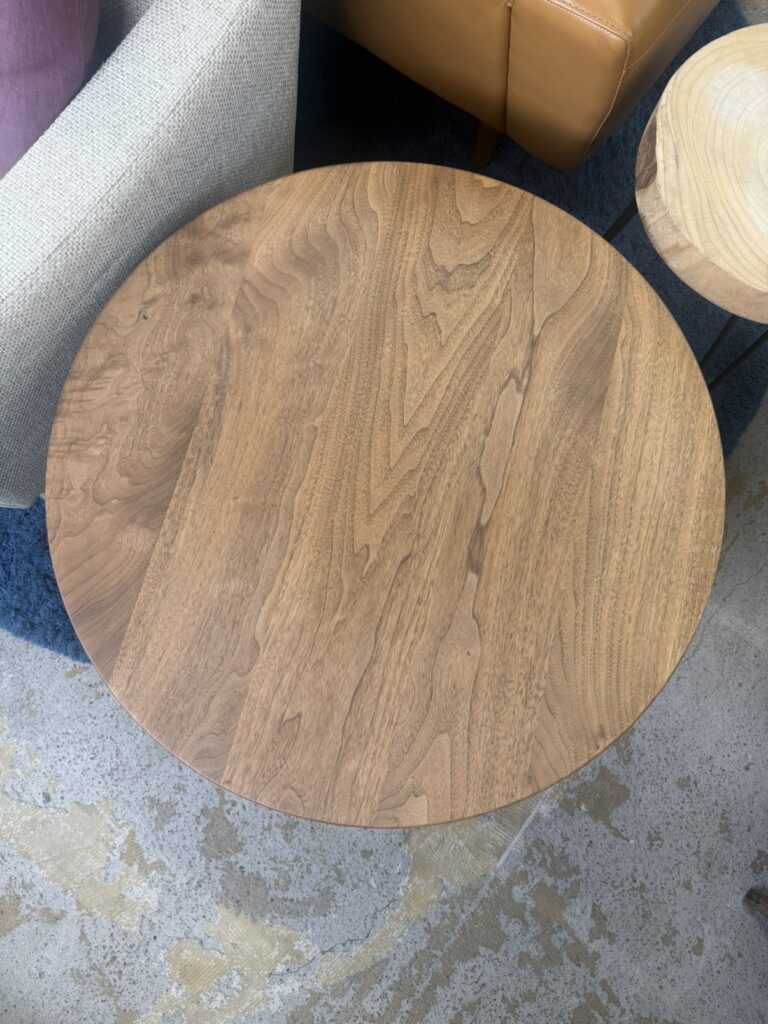 Ritzwell OSサイドテーブルは、ウォールナット無垢天板とスチール脚を組み合わせた高級感あふれるデザインで、リビングの主役として人気の日本製サイドテーブルです。