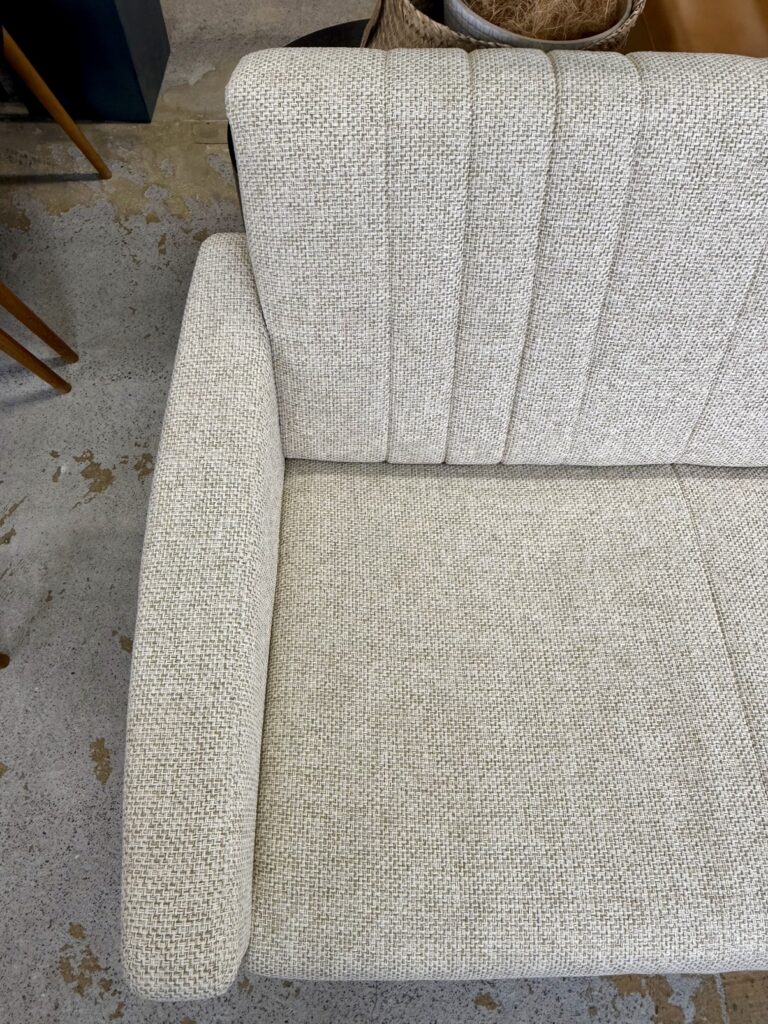 マルニ木工 AGE ソファ Nシリーズは、天然木フレームと曲線設計で座り心地が良く、北欧風リビングにぴったりです。