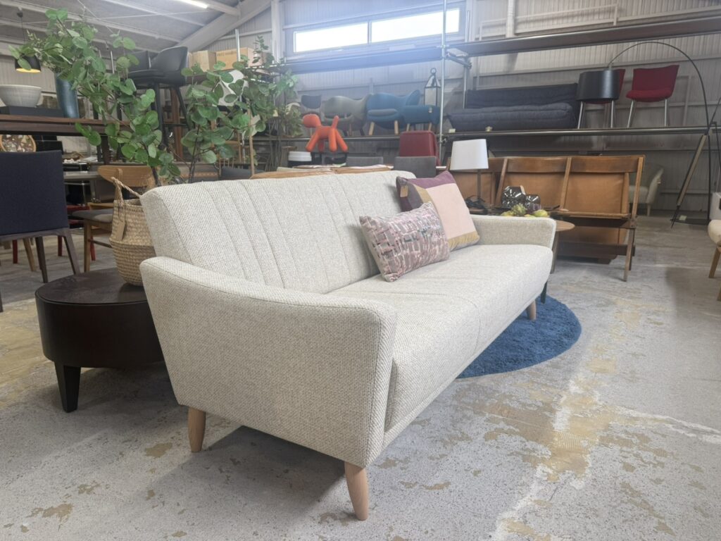 マルニ木工 AGE ソファ Nシリーズは、天然木フレームと曲線設計で座り心地が良く、北欧風リビングにぴったりです。