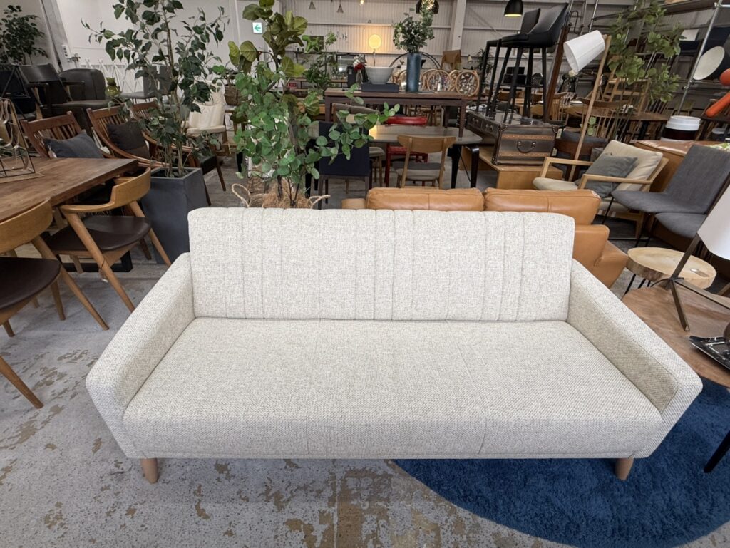 マルニ木工 AGE ソファ Nシリーズは、天然木フレームと曲線設計で座り心地が良く、北欧風リビングにぴったりです。