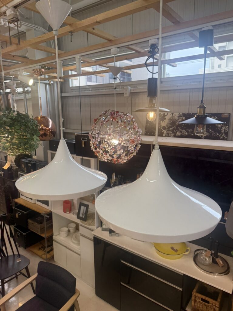 Tom Dixon（トム・ディクソン） Beat Wide Pendant（ビートワイドペンダント） ペンダントライト ダイニング・リビング用｜真鍮ハンマー仕上げで柔らかい光が広がるデザイン照明