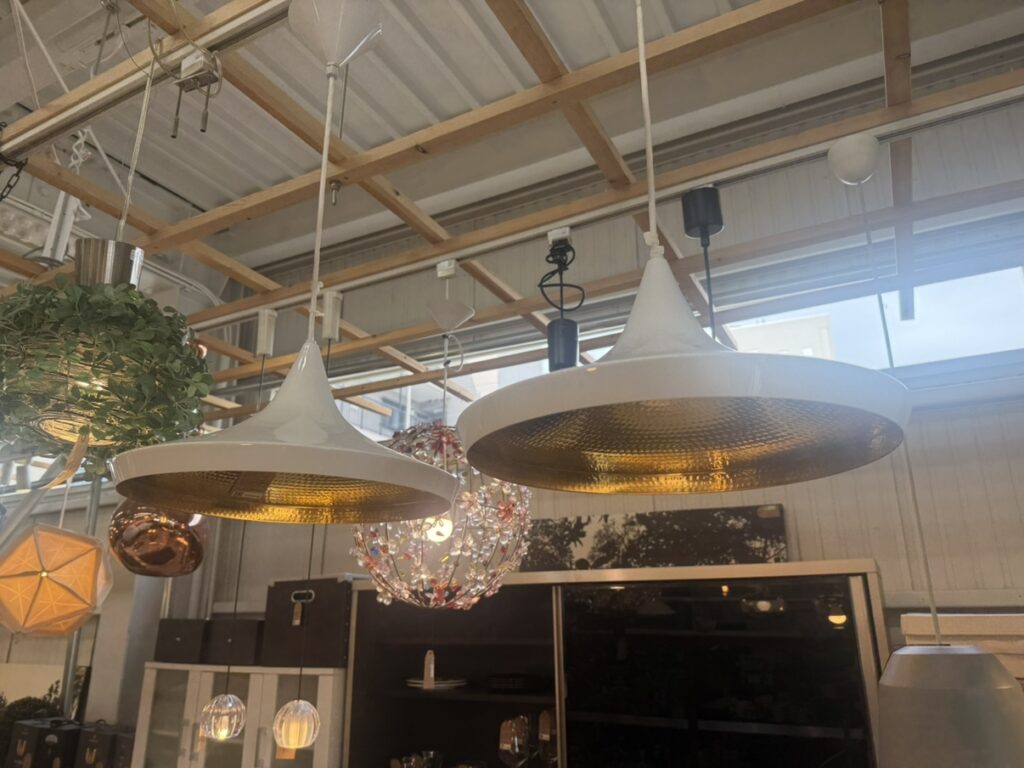 Tom Dixon（トム・ディクソン） Beat Wide Pendant（ビートワイドペンダント） ペンダントライト ダイニング・リビング用｜真鍮ハンマー仕上げで柔らかい光が広がるデザイン照明