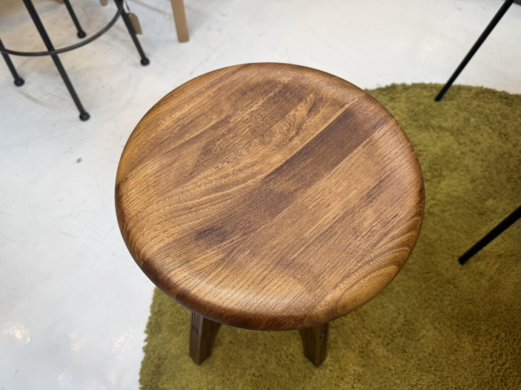 ACME Furniture(アクメファニチャー)IRVIN STOOL 3rd(アーヴィン スツール サード)|天然木を使用した座面は木目が美しく、程よい硬さで長時間座っても疲れにくい設計。