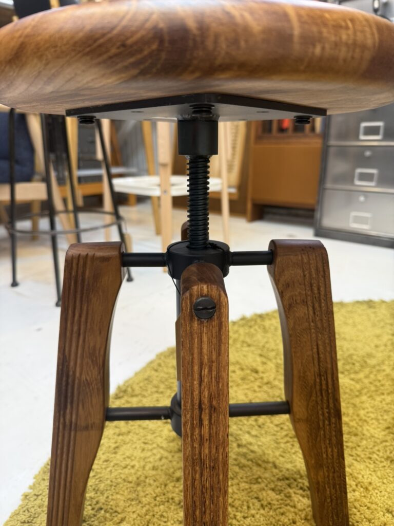 ACME Furniture(アクメファニチャー)IRVIN STOOL 3rd(アーヴィン スツール サード)|木目の美しい天然木座面と耐久性の高いスチール脚で長く愛用可能。