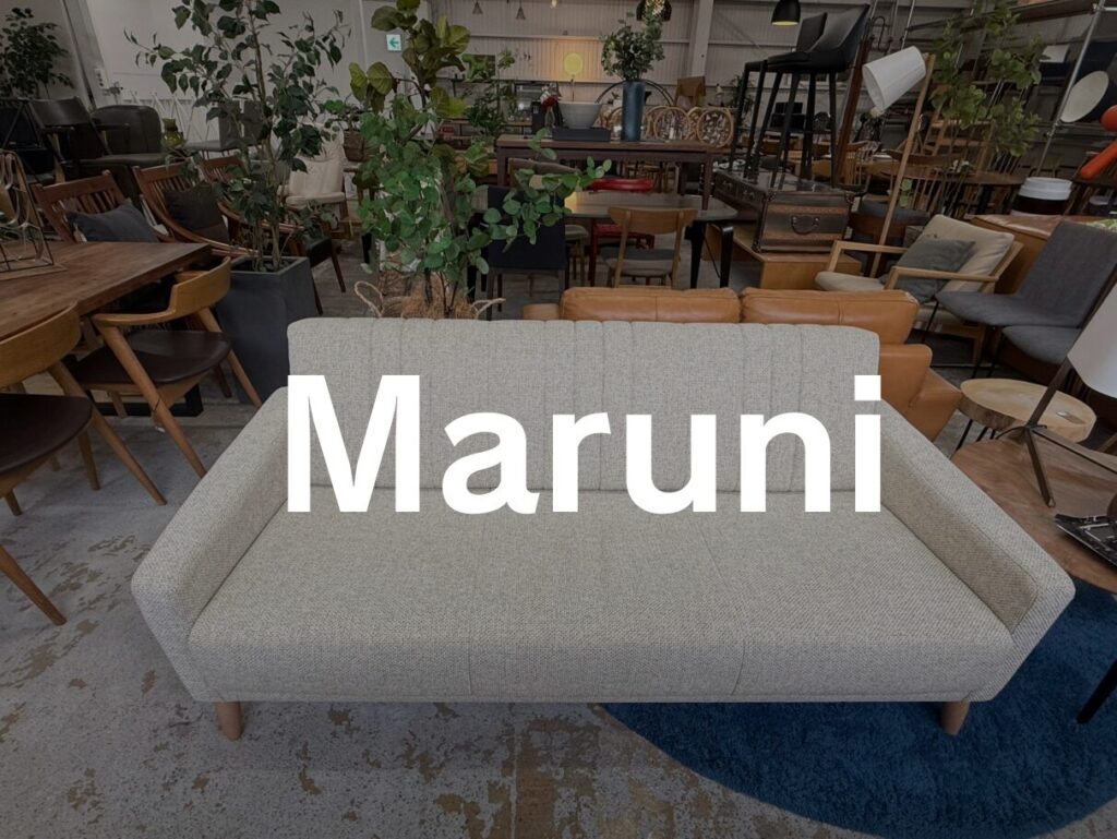 Maruni マルニ木工 AGE ソファ Nシリーズは、天然木フレームと曲線設計で座り心地が良く、北欧風リビングにぴったりです。