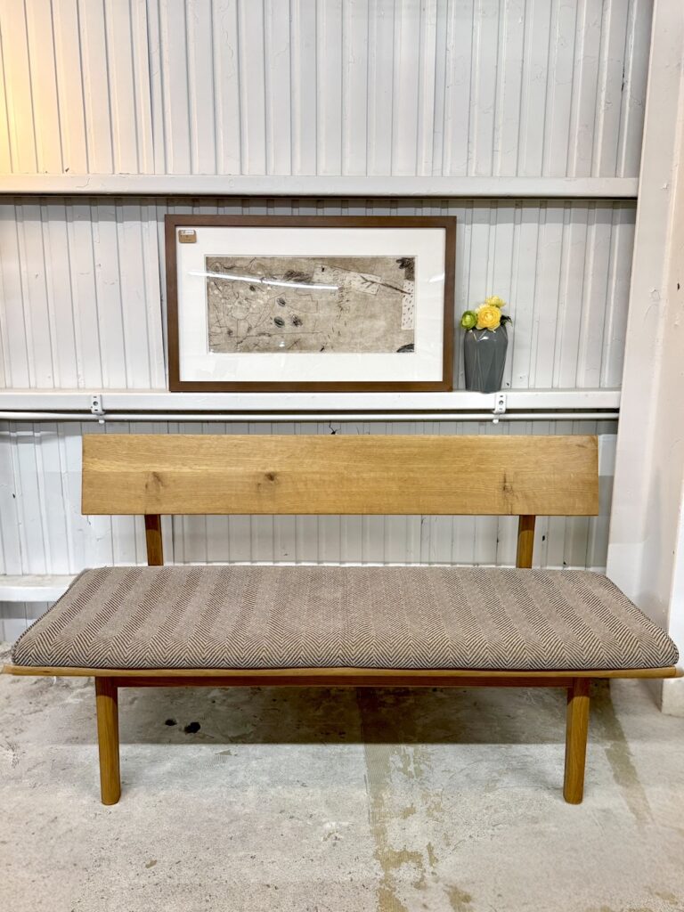 無垢材の温かみと経年変化が楽しめる標準サイズ。2〜3人掛けでダイニングやリビングに馴染みやすく、長く快適に使える家具です。