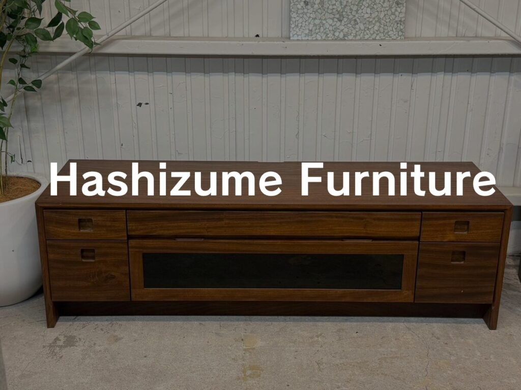 Hashizume Furniture（ハシヅメ家具）楠無垢材TVボード：楠無垢材の自然な木目とやさしい光沢、空間に馴染むシンプルな造形が上質な雰囲気を演出する一点物。