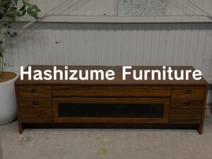 Hashizume Furniture（ハシヅメ家具）楠無垢材TVボード：楠無垢材の自然な木目とやさしい光沢、空間に馴染むシンプルな造形が上質な雰囲気を演出する一点物。