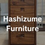 橋詰家具 Shinra（シエラ）楠無垢材 340-4段チェストが楠無垢材の空間に溶け込み、自然素材の質感と静けさが調和することで、上質で落ち着きのある住空間の本質を感じさせる佇まい。