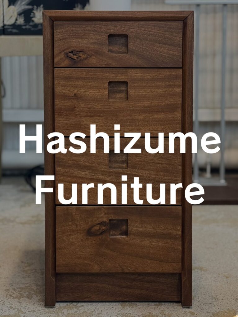 橋詰家具 Shinra（シエラ）楠無垢材 340-4段チェストが楠無垢材の空間に溶け込み、自然素材の質感と静けさが調和することで、上質で落ち着きのある住空間の本質を感じさせる佇まい。