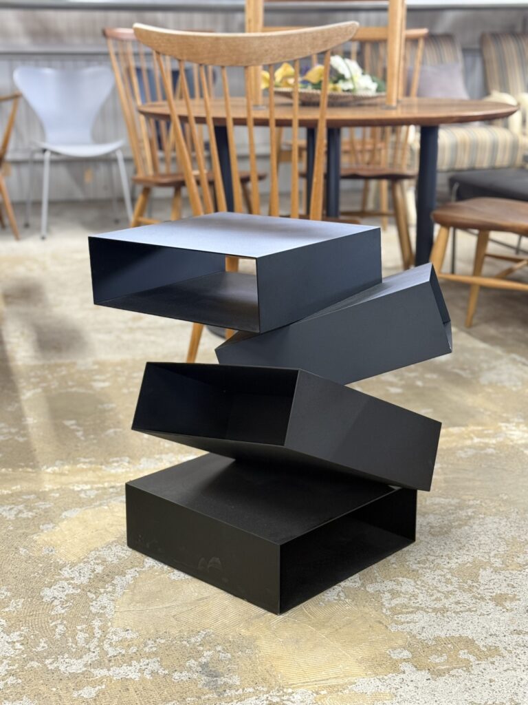 Porro（ポロ）Balancing Boxes（バランシング・ボックス）収納ユニット。木質×ラッカー仕上げのボックスが不規則に重なり、光と影が際立つ横構図の壁面収納デザイン。