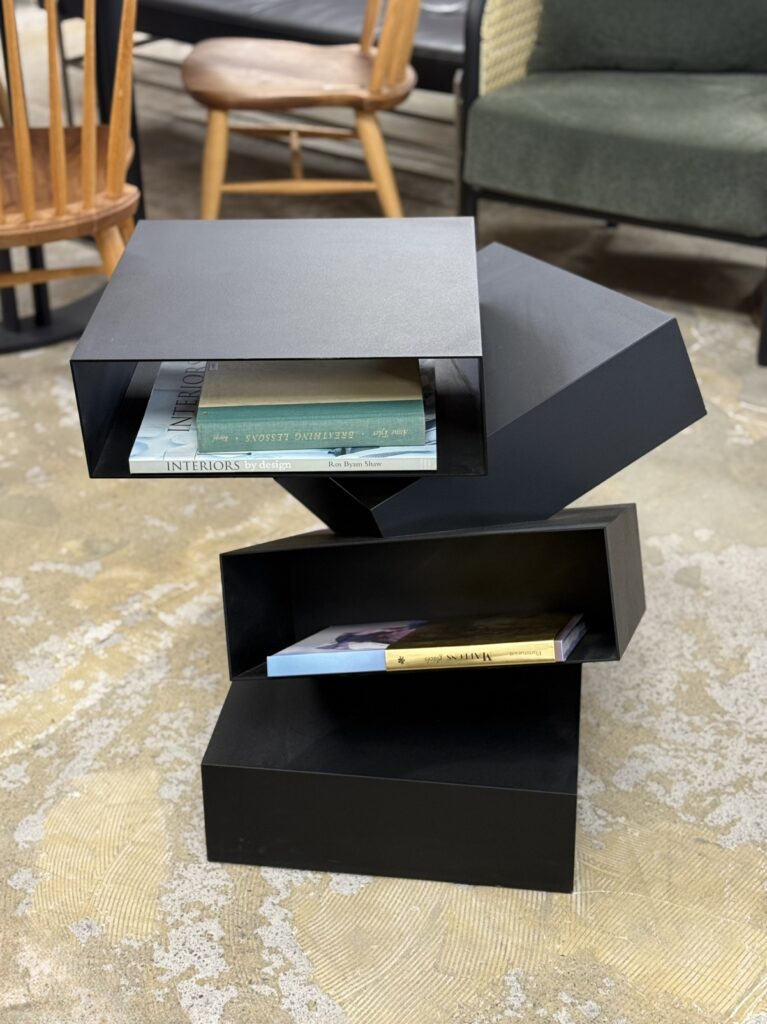 Porro（ポロ）Balancing Boxes（バランシング・ボックス）収納ユニット。非対称に重なる直方体構成が特徴で、シャープな直線と陰影が際立つ建築的ミニマルデザイン。