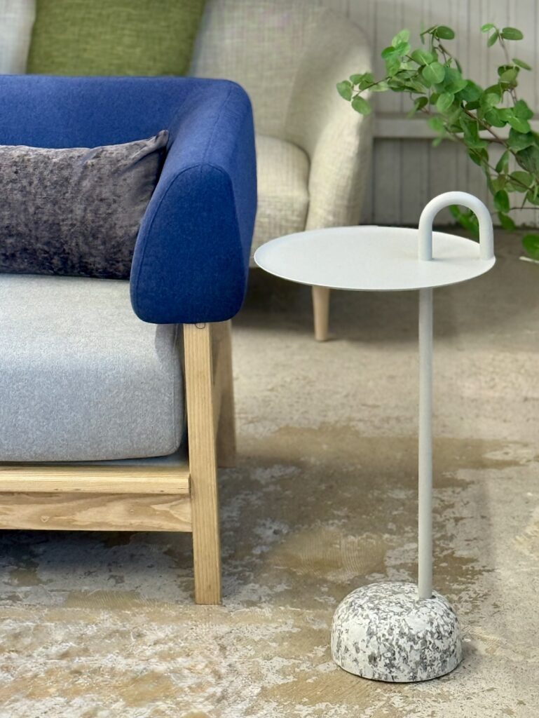 HAY BOWLER SIDE TABLE (ヘイ ボウラー サイド テーブル) サイドテーブル – 耐久性の高いスチールと丸形フォルムに加え、持ち手付きで設置場所を自由に変更可能。北欧らしいシンプルデザイン。