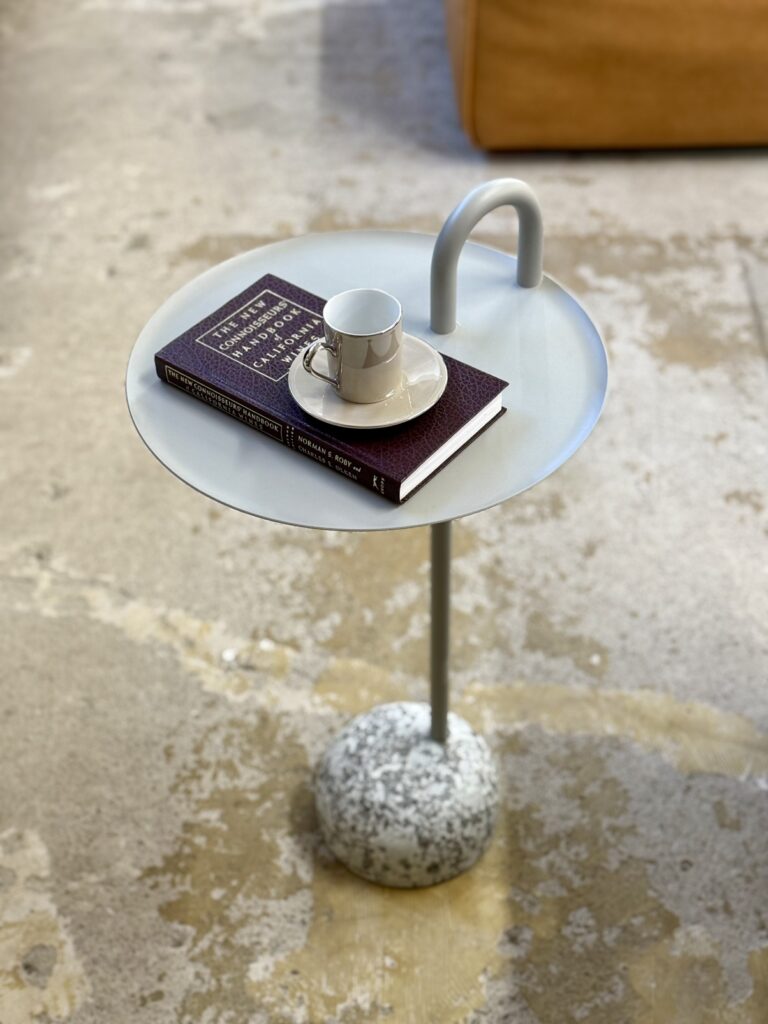 HAY BOWLER SIDE TABLE (ヘイ ボウラー サイド テーブル) サイドテーブル – 丸形のスチール天板と柔らかな曲線フォルムで、北欧らしい軽やかさを演出。リビングや空間のインテリアオブジェとしても映える一台。