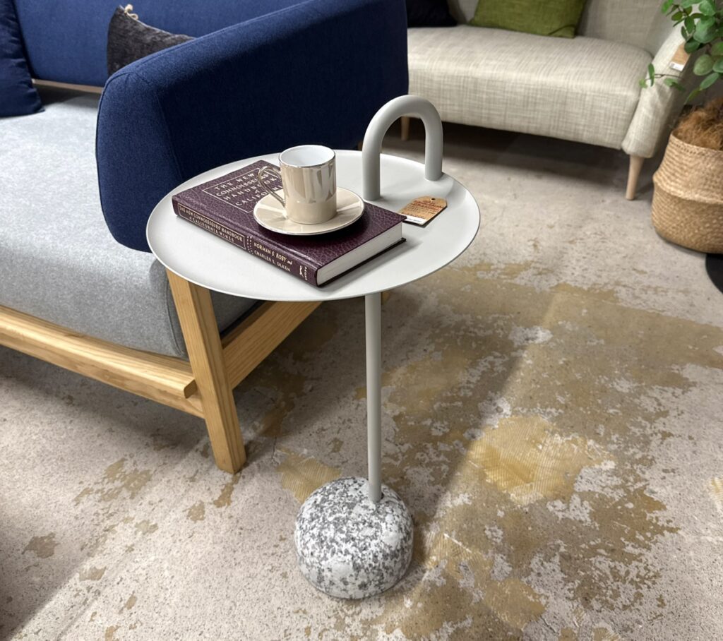 HAY BOWLER SIDE TABLE (ヘイ ボウラー サイド テーブル) サイドテーブル – 柔らかな曲線と光沢のあるスチールが特徴。トップの持ち手で片手でも楽に運べ、コーヒーや雑誌置きに便利。