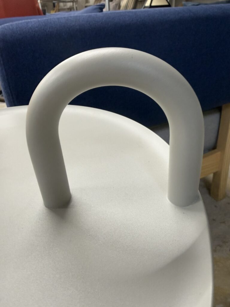 HAY BOWLER SIDE TABLE (ヘイ ボウラー サイド テーブル) サイドテーブル – 耐久性の高いスチールと丸形フォルムに加え、持ち手付きで設置場所を自由に変更可能。北欧らしいシンプルデザイン。