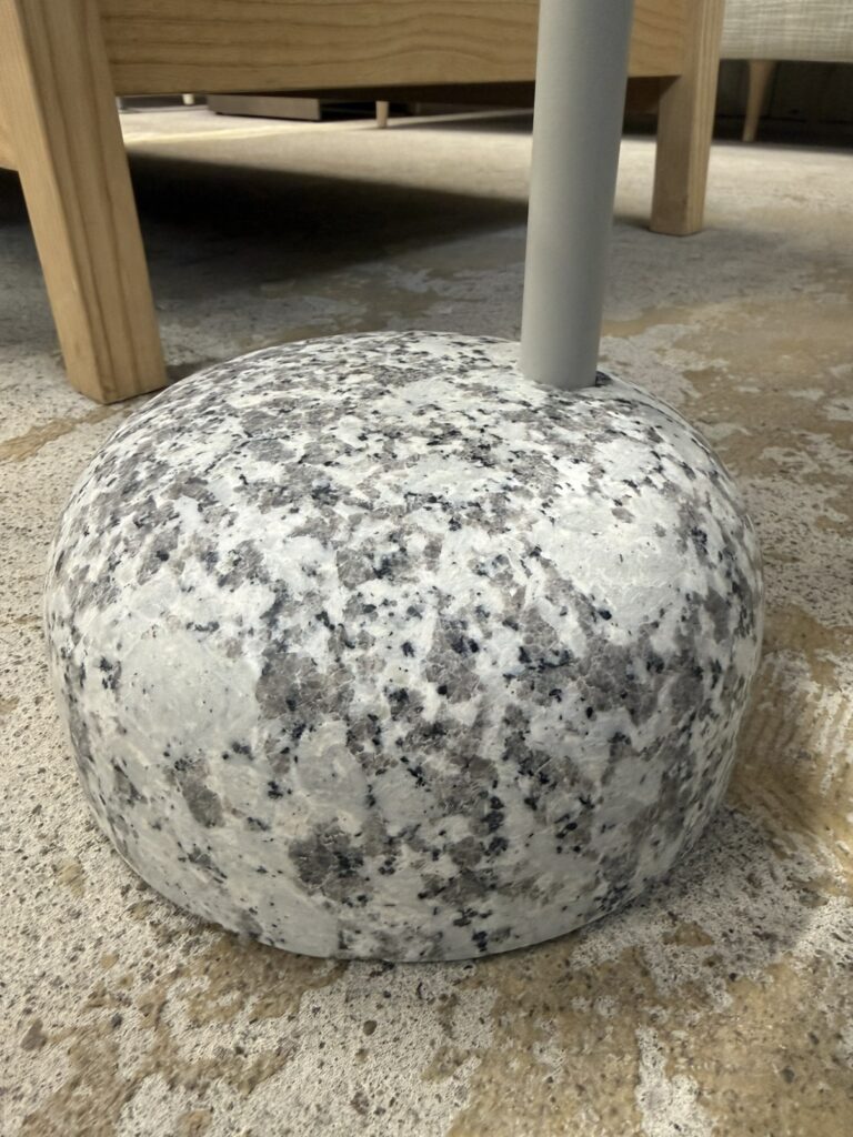 HAY BOWLER SIDE TABLE (ヘイ ボウラー サイド テーブル) サイドテーブル – 天然花崗岩（御影石）の土台がしっかり支え、丸形スチール天板の柔らかいフォルムと北欧らしい美しい組み合わせ。