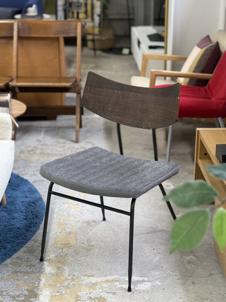 ASPLUND（アスプルンド）SQUARE ROOTS（スクエアルーツ）ソリチェア ダイニングチェア用。オーク材とスチールの異素材構成で、緩やかなカーブの背もたれと細身フレームが特徴。シャープさと温かみを両立した上質なデザイン。