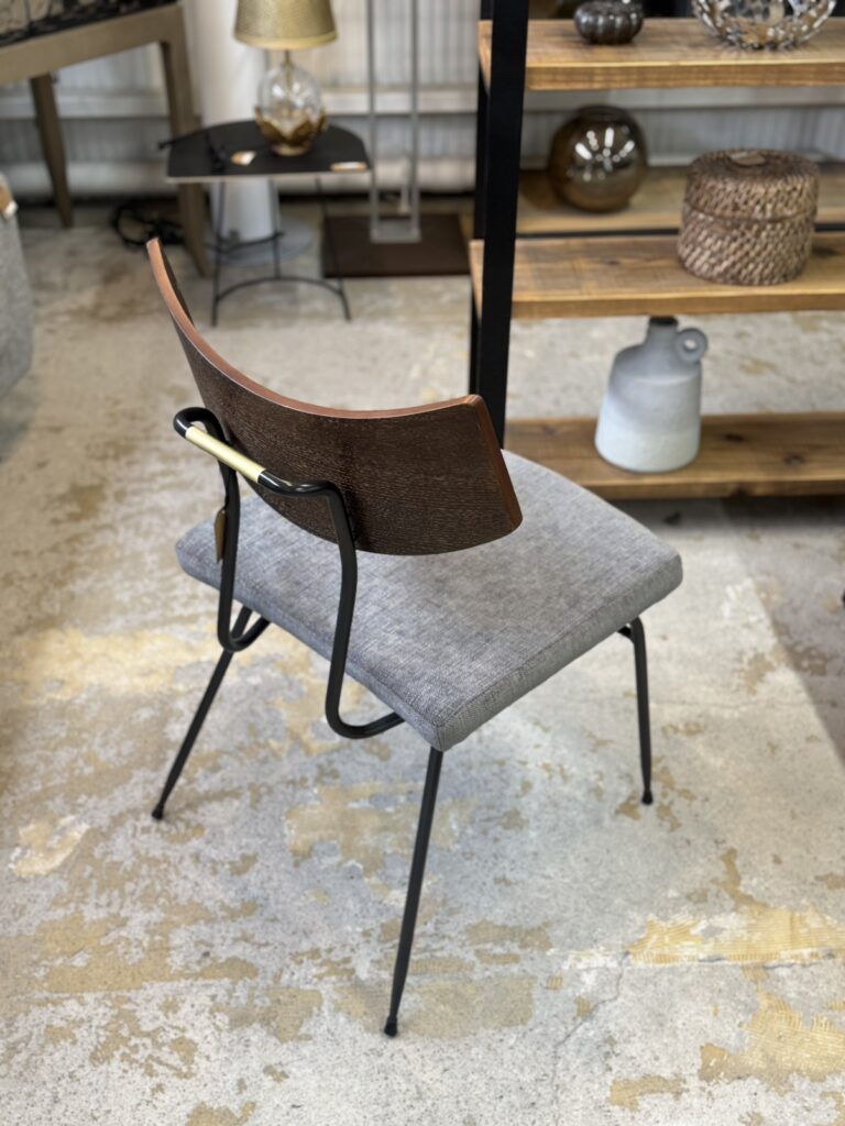 ASPLUND（アスプルンド）SQUARE ROOTS（スクエアルーツ）ソリチェア ダイニングチェア用の後ろ姿。オーク材とスチールフレームの構成で、背もたれの緩やかな曲線と細身のシルエットが際立つミニマルなデザイン。