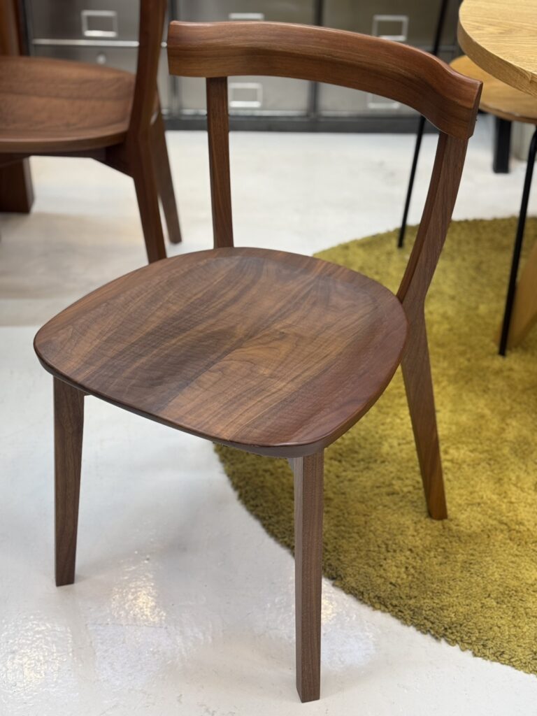 EARLY TIMES α（アーリータイムスアルファ）ウォルナットダイニング150cmダイニングチェア5点セット ダイニング用
チェア背もたれは背中のラインに沿う緩やかなカーブ形状で、体圧を分散し自然な姿勢をサポート。木部の繊細な削り出しが美しく、軽やかな見た目と確かなホールド感を両立。ウォルナット天板と調和し、旭川家具らしい上質な造形美が際立つダイニングセット。