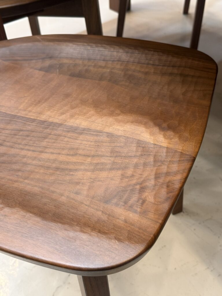 EARLY TIMES α（アーリータイムスアルファ）ウォルナットダイニング150cmダイニングチェア5点セット ダイニング用
チェア座面は身体をやさしく受け止める立体的なフォルムで、長時間でも疲れにくい快適設計。程よい弾力と安定感があり、食事から作業まで自然にフィット。ウォルナットの重厚な天板と調和し、旭川家具らしい丁寧な仕上げが際立つ上質なダイニングセット。