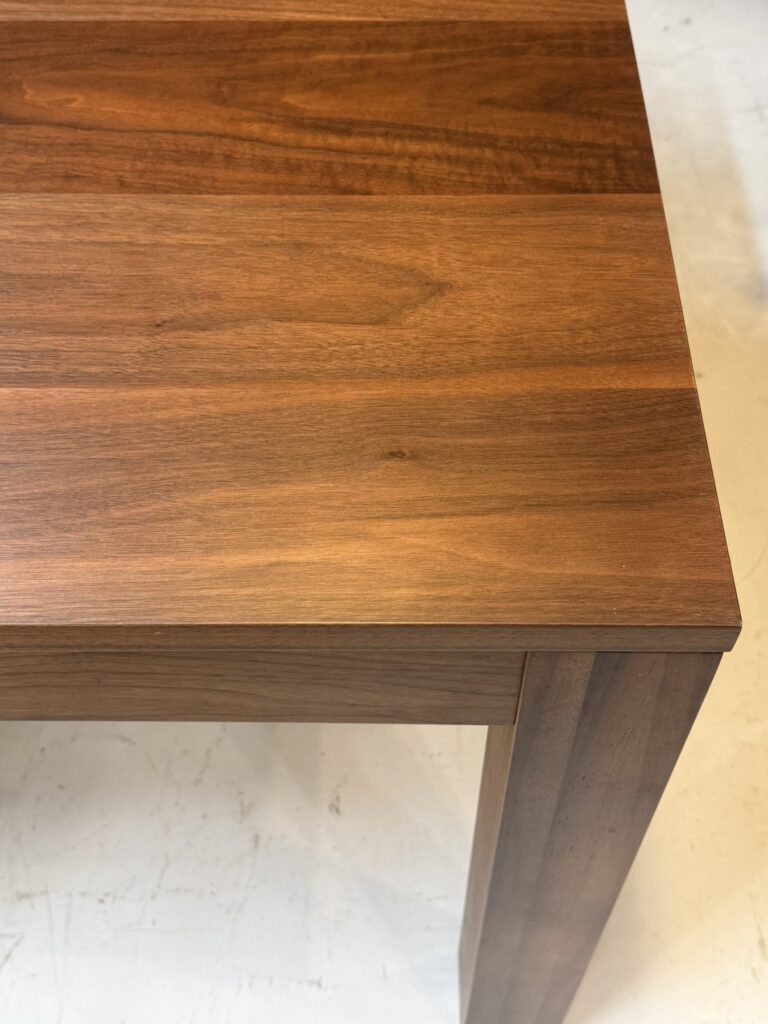 EARLY TIMES α（アーリータイムスアルファ）ウォルナットダイニング150cmダイニングチェア5点セット ダイニング用
ウォルナット材の美しい木目を保つため、日常は乾いた柔らかい布での乾拭きが基本。汚れは固く絞った布で軽く拭き取り、直射日光や過度な乾燥・湿気を避けて使用。定期的に専用オイルでメンテナンスすることで、深みのある艶と質感を長く楽しめる。