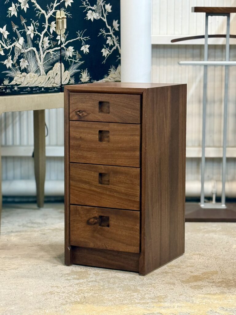 橋詰家具 Shinra（シエラ）楠無垢材 340-4段チェストが楠無垢材の空間に溶け込み、自然素材の質感と静けさが調和することで、上質で落ち着きのある住空間の本質を感じさせる佇まい。