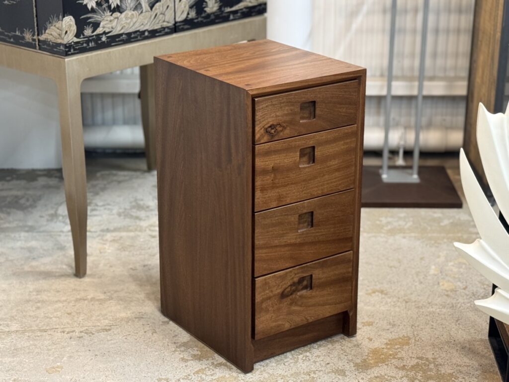 Shinra（シエラ）楠無垢材 340-4段チェストの美しい木目と直線的なフォルムが際立つデザイン家具の外観写真。自然光により無垢材の質感が引き立つ収納チェスト。