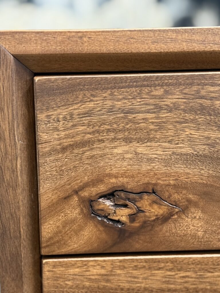 橋詰家具 Shinra（シエラ）楠無垢材 340-4段チェストの節（ふし）や色の濃淡が分かる木目の拡大写真。天然無垢材ならではの表情豊かな質感と自然素材の個体差が際立つディテール。