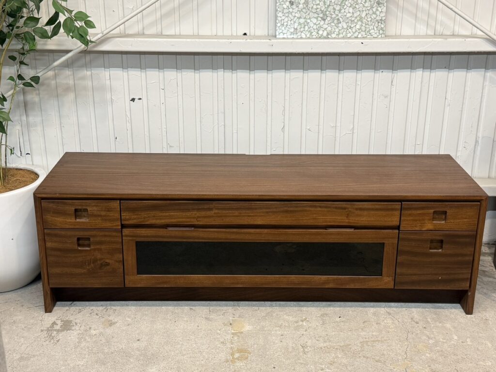 Hashizume Furniture（ハシヅメ家具）楠無垢材TVボード：楠無垢材の自然な木目とやさしい光沢、空間に馴染むシンプルな造形が上質な雰囲気を演出する一点物。