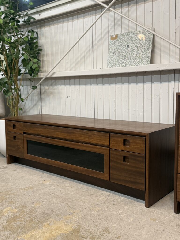 Hashizume Furniture（ハシヅメ家具）楠無垢材TVボード：楠無垢材の自然な木目とやさしい光沢、空間に馴染むシンプルな造形が上質な雰囲気を演出する一点物。
