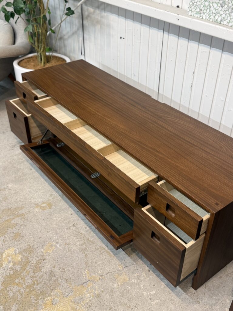 Hashizume Furniture（ハシヅメ家具）楠無垢材TVボード：引き出し付き。楠の豊かな木目と柔らかな光沢、収納性と美しい直線フォルムが調和した一点物。