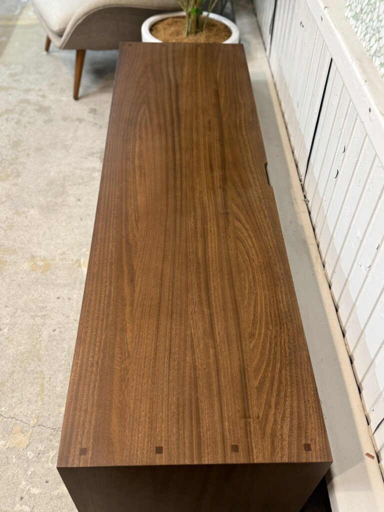 Hashizume Furniture（橋詰家具）楠無垢材TVボード：一点物の木目。力強い楠材の自然な艶、柔らかなフォルム
