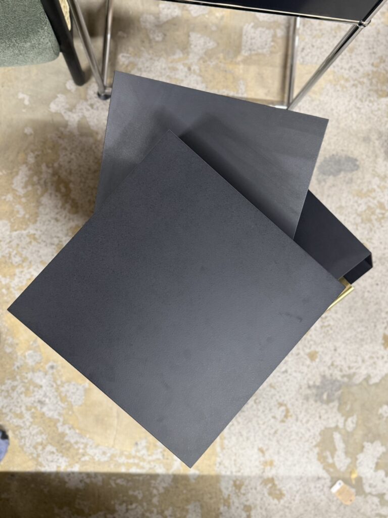 Porro（ポロ）Balancing Boxes（バランシング・ボックス）収納ユニット。真上視点で見た不規則に配置された木質ボックス構成が特徴で、直線的グリッドとズレが生む建築的リズムが際立つデザイン。
