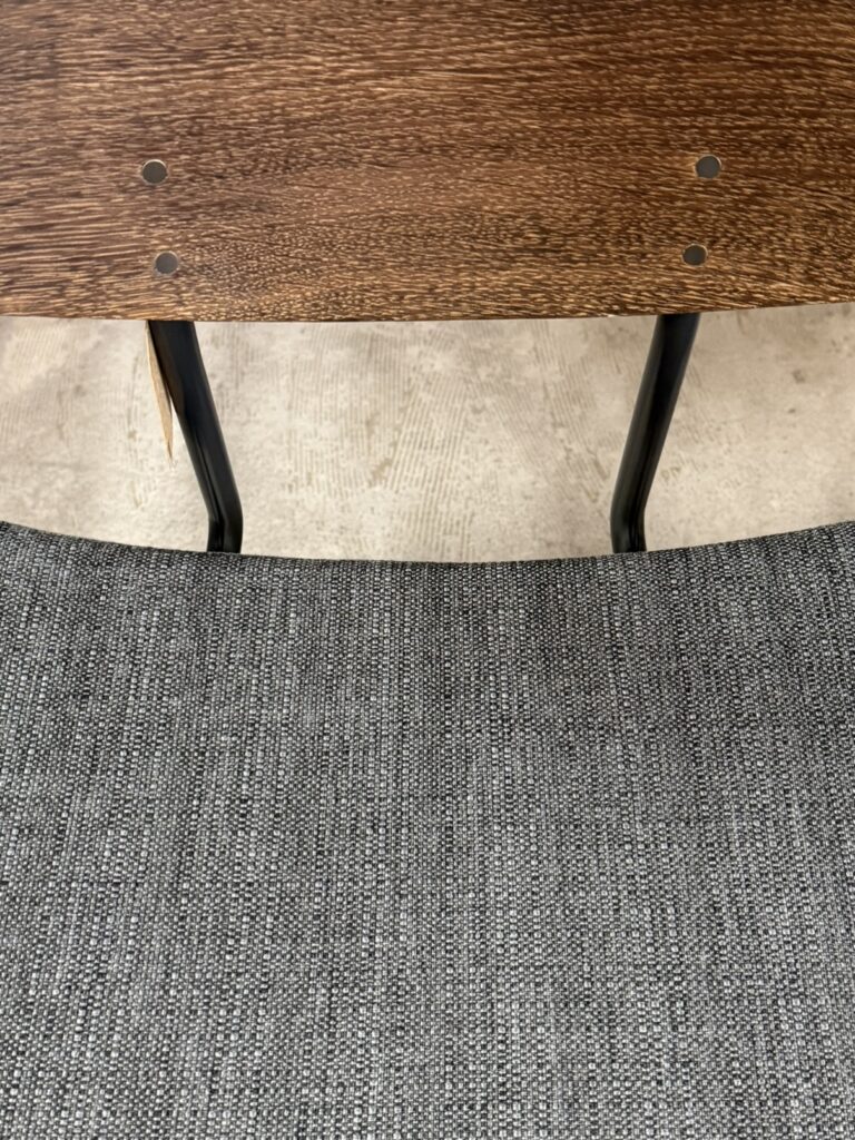 ASPLUND（アスプルンド）SQUARE ROOTS（スクエアルーツ）ソリチェア ダイニングチェア用。オーク材とスチールの軽やかな構造で、緩やかな背もたれが体にフィットし、安定感のある自然な座り心地が特徴のミニマルデザイン。