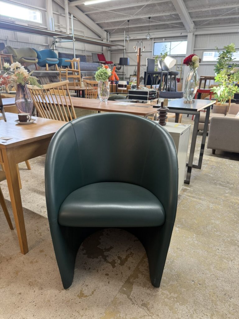 Poltrona Frau（ポルトローナ・フラウ） Intervista（インターヴィスタ）ラウンジチェア　着座イメージ画像　包み込むアームと安定した座面構造により姿勢を自然に支える設計、長時間でも快適なホールド感が分かる使用シーン写真