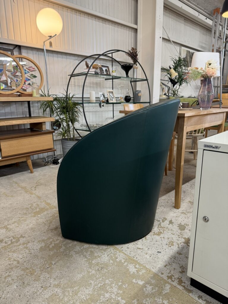 Poltrona Frau（ポルトローナ・フラウ） Intervista（インターヴィスタ）ラウンジチェア　背面画像　滑らかなレザー張りと無駄のない直線的フォルム、低重心で一体感のある構造が際立つミニマルデザインソファ