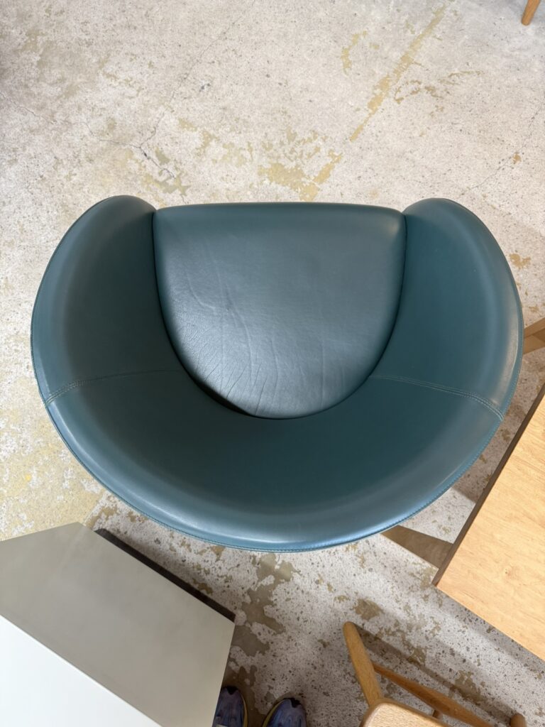 Poltrona Frau（ポルトローナ・フラウ） Intervista（インターヴィスタ）ラウンジチェア　包み込む曲線アームと低重心設計のモダンソファ、レザー張りで滑らかな質感と上質な仕上げが特徴
