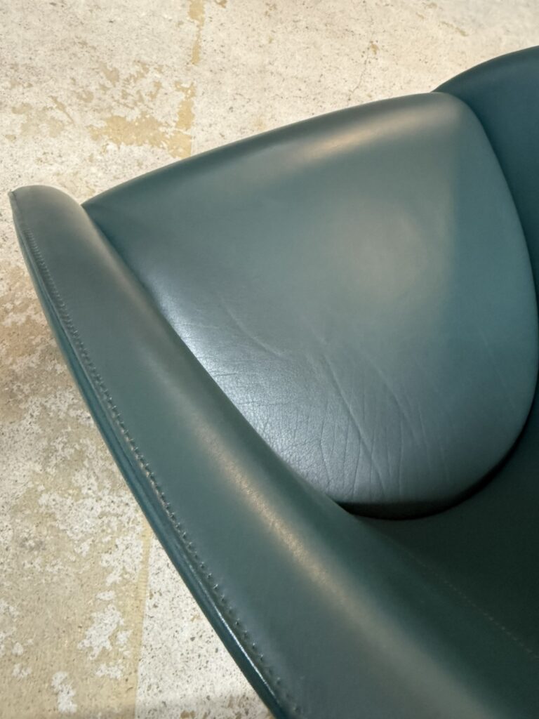 Poltrona Frau（ポルトローナ・フラウ） Intervista（インターヴィスタ）ラウンジチェア　座面クローズアップ画像　滑らかなレザー張りと程よい弾力のクッション構造、ステッチが美しく仕上げられた高級ソファのディテール