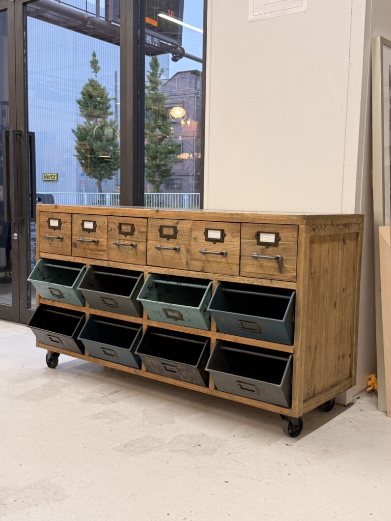 CRASH GATE（クラッシュゲート）GUNS BOX キャビネット 公式サイト画像リンク。スチールと古材風ウッドを組み合わせたインダストリアル収納家具で、置いた瞬間に部屋の空気が変わるほどの存在感と重厚感が特長。
