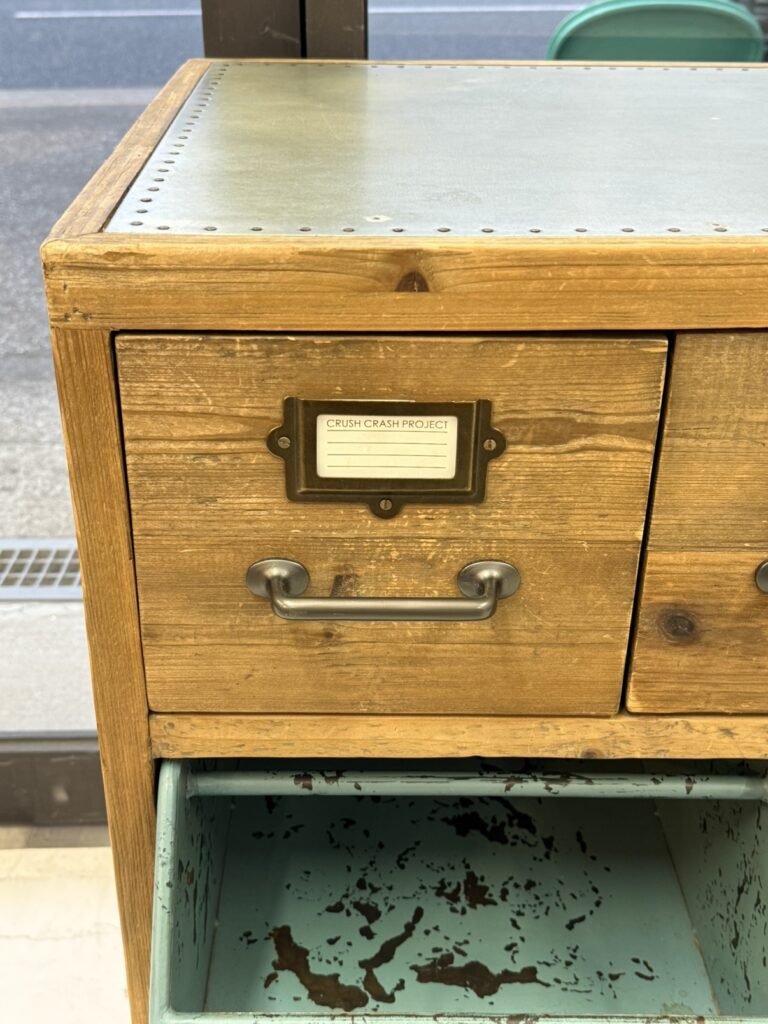 CRASH GATE（クラッシュゲート）GUNS BOX（ガンズボックス）引き出し 収納ディテール画像。無骨なスチール製の引き出しで、インダストリアルな質感と重厚感のある仕上がりが特長。