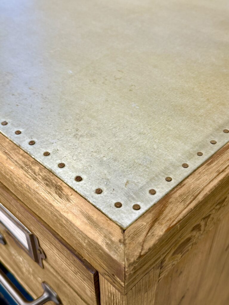 CRASH GATE（クラッシュゲート）GUNS BOX（ガンズボックス）キャビネット 天板（トタン）ディテール画像。トタン天板で、インダストリアルな質感と使い込まれたような風合いが特長。
