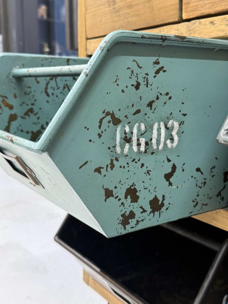 CRASH GATE（クラッシュゲート）GUNS BOX（ガンズボックス）スチールボックス 収納ディテール画像。無骨なスチール素材を使用した引き出し収納で、インダストリアルな質感と重厚感のあるデザインが特長。