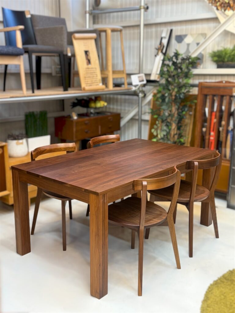 EARLY TIMES α（アーリータイムスアルファ）ウォルナットダイニング150cmダイニングチェア5点セット ダイニング用
ウォルナット材の深みある木目と上品な光沢が特徴。旭川家具ならではの丁寧な木工仕上げで、150cm天板は4人でゆったり使える設計。チェアは身体に沿う背当たりで快適。