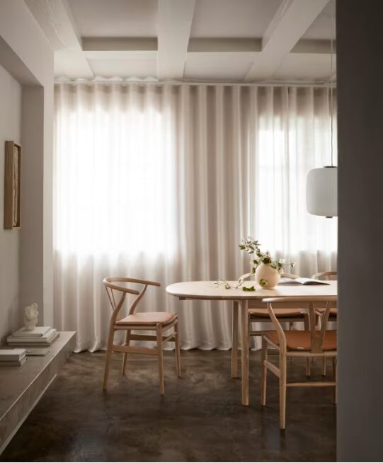 Carl Hansen & Søn（カール・ハンセン＆サン）CH24（Yチェア）ダイニングチェア用。ペーパーコード座面と無垢材フレーム、Y字背もたれが特徴で、軽やかな座り心地と北欧らしい美しい曲線を実現。