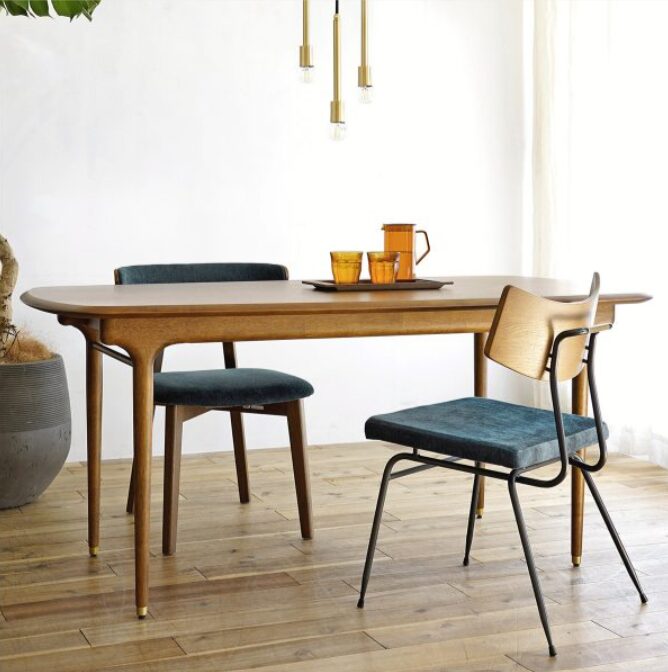 ASPLUND（アスプルンド）SOLI CHAIR （ソリチェア）ダイニングチェア用。木製フレームと滑らかな曲線形状が特徴で、やわらかな座り心地とナチュラルな質感が空間に温もりを与えるデザイン。