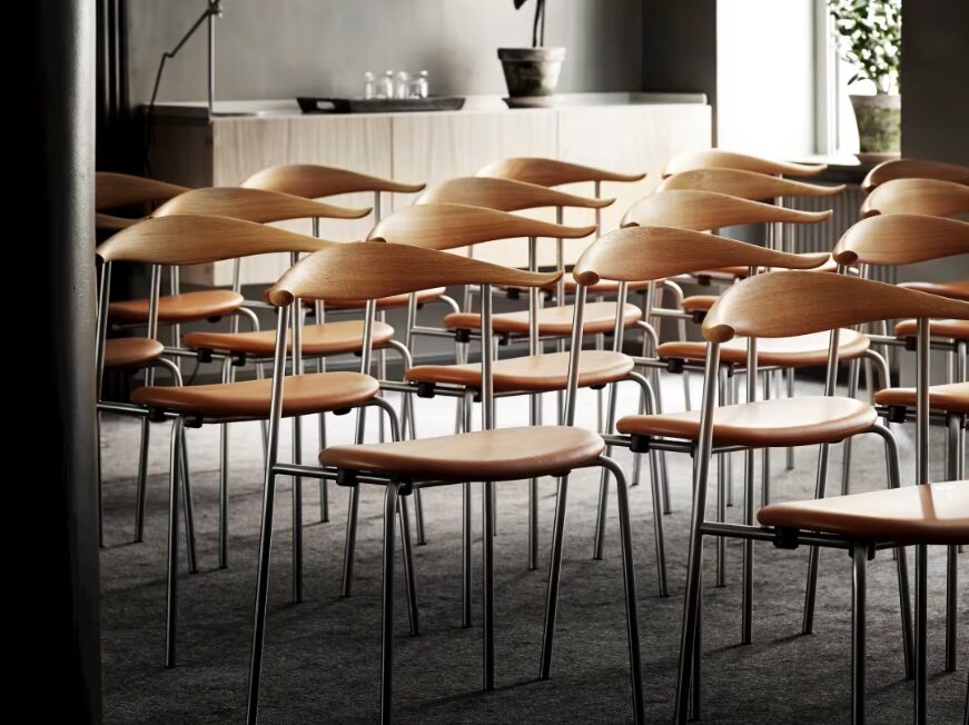 Carl Hansen & Søn（カール・ハンセン＆サン）CH88 ダイニングチェア用。スチール脚と無垢材シートの異素材構成が特徴で、軽量かつミニマルなフォルムと柔らかな曲線が上質な空間を演出。